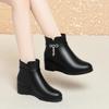 Botas curtas de cunha para mulheres outono e inverno novos sapatos de inverno botas curtas de couro macio sapatos de couro forrados de lã para mães de meia-idade e idosas sapatos acolchoados de algodão