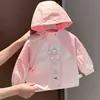 Casaco corta-vento com capuz e bordado de letra de coelho fofo para bebê e criança pequena, manga raglan doce, jaqueta infantil para atividades ao ar livre, jaqueta para passeios