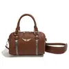 Bolsa de mão de luxo leve, de alta qualidade, transfronteiriça para mulheres, novo estilo 2026, versátil, inspirada em Chanel, moderna, com tachas, bolsa de ombro, bolsa transversal