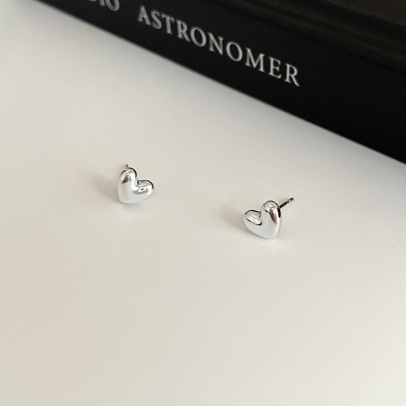 银色小巧爱心一对耳钉女秋冬简约设计小众耳饰ins冷淡风百搭耳