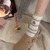 Calcetines holgados de tubo recto de cachemira estilo coreano retro para mujer, etiqueta de tela de dibujos animados, bordado, rayas, calcetines para mujer, otoño e invierno, suaves y pegajosos, calcetines de media pantorrilla