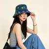 Sombrero de pescador de mezclilla de diseño de nicho europeo y americano para mujer, sombrero de pescador bordado primavera/verano 2026, sombrero para viajes al aire libre que hace que la cara se vea más pequeña