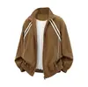 Chaqueta estilo americano marrón con cuello alto para hombre, nueva marca de moda 2026, chaqueta de béisbol stylish y cool de corte limpio