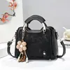 2026 Nova Bolsa de Mão Retrô Estilo Chinês Bolsa Quadrada Pequena com Padrão em Relevo, Bolsa de Ombro Único Transversal com Pingente Simples