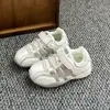 Zapatillas para niño 2026 primavera nuevo malla plateada transpirable velcro suela blanda antideslizante ligero versátil casual