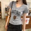 Camiseta Blanca de Manga Corta con Cuello en V y Estilo Americano para el Hombro Derecho con Estampado de Letras para Mujer Verano 2025 Nuevo Top de Aspecto Adelgazante con Cintura Ajustada