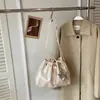 Bolsa de ombro de design nicho para mulheres, nova moda de verão 2026, bolsa transversal estilosa, bolsa sacola com cordão da moda