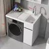 Gabinete de lavandería para balcón de aluminio tipo panal con lavadora integrada, incluyendo una tabla de lavar y un fregadero de piedra de cuarzo artificial con una barrera de agua