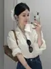 Blusa blanca de encaje de manga larga estilo retro con cuello camisero, moderna para ir al trabajo, adelgazante y entallada a la cintura, adecuada como prenda exterior.