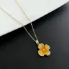 Collar de amor hueco de acero de titanio resistente a la decoloración para mujer, colgante de amor con diseño de nicho de lujo ligero, cadena de clavícula de temperamento versátil