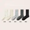 Meias femininas de cano médio, cinza, adequadas para primavera e outono, com estampas de bolinhas, confortáveis e versáteis, perfeitas para combinar com sapatos Mary Jane, coleção de outono feminina