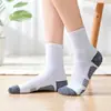 Calcetines Deportivos Transfronterizos de Comercio Exterior para Hombre, Calcetines Negros y Blancos de Media Pantorrilla, Transpirables y Absorbentes de Sudor para Correr y Baloncesto, Adecuados para Todas las Estaciones, Venta al por Mayor de Fábrica
