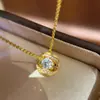 Colar Flutuante de Planeta de Luxo Leve da Moda com Pingente Inlaid de Zircônia Escovada com Design de Nicho e Sensação de Alto Padrão para Mulheres