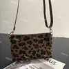 Nova Bolsa Transversal Estampa de Leopardo para Mulheres, Item de Nicho da Moda, Bolsa Quadrada Pequena Transversal Versátil Portátil com Alça Ajustável