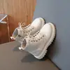 Botas de couro estilo britânico para meninas, modelos de outono e inverno, forradas com fleece para aquecimento, botas Martin infantis, solado grosso, antiderrapantes, botas curtas para meninos, idades 6-12