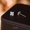 Pendientes Cuadrados de Zirconia en Plata de Ley S925 con Pequeña Flor para Mujer, Diseño de Nicho, Lujo Ligero, Sensación de Alta Gama, Clavos para Cartílago de Oreja de Trébol de Cuatro Hojas, Joyería para Orejas