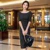 Elegante Vestido Negro Hombros Descubiertos para Otoño 2026, Nuevo Vestido Largo Bodycon Versátil de Corte Entallado con Pliegues