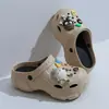 Sapatos perfurados de sola grossa para mulheres, uso externo de verão, novo estilo 2026, essencial para vestido de noiva, saltos plataforma que aumentam a altura, sandálias de praia, chinelos