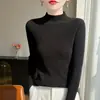 Suéter de lã tricotado em ponto simples, de cor sólida, para mulheres. Esta peça não tem costuras laterais e é adequada para usar sozinha na primavera e no outono, ou como uma peça de sobreposição sob um casaco no outono e inverno.