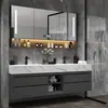 Juego de tocador de baño estilo lujo con un diseño moderno y minimalista, que presenta un lavabo de cerámica sin juntas y un doble lavabo