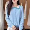 Cardigã de malha de lã pura feminino para outono e inverno com gola Peter Pan plissada, apresentando um estilo suave e gola contrastante, peça de outer wear de corte solto