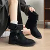 Outono/Inverno 2026 Novas Botas Femininas de Couro Estilo Coreano Bico Redondo Salto Quadrado Tira com Fivela Botas de Cavaleiro Botas Curtas Martin
