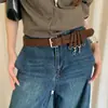 Cinto vintage de camurça estilo coreano com múltiplos ganchos, apresentando uma fivela de metal e um design que complementa shorts jeans, incorporando uma estética "old money".