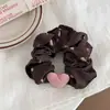 Set vintage de accesorio para el cabello floral en color marrón oscuro con diadema de lazo en forma de corazón rosa suave, scrunchie y pinza para el cabello, estilo nicho