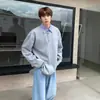 Colección de otoño para hombre: una sudadera de cuello alto a rayas elegante y discreta con un diseño de dos piezas, que presenta un color liso y un ajuste holgado y versátil