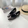 Sapatos de vovó quadrados com aumento de 5 cm de altura, de tira única, sola macia para mulheres, novo estilo retrô outono 2026, sapatilhas quentes com forro de fleece