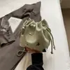 Bolso de cubo con lazo de metal de alta gama para mujer, estilo elegante y moderno, de verano 2024.