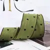 Suéter pequeno com estampa de coração em um lado, borda preta e laço feito à mão, material para artesanato, caixa de presente e fita para embalagem.