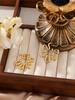 Aretes de Metal con Personalidad de Estilo Francés Exagerado, Acero Titanio Chapado al Vacío, Diseño de Flor Irregular y Efecto Oro Hueco de 18K