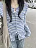 Cárdigan de punto retro de cuello redondo azul con bloques de color y rayas, una prenda ajustada de manga larga para principios de otoño, perfecta para un atuendo de estilo coreano