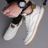 Sapatos de painel de couro para homens para comércio exterior transfronteiriço, novo modelo de outono, sapatos de negócios masculinos de alta qualidade, sapatos casuais de couro branco, sapatos casuais de couro da moda