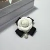 Broche de Camélia com Laço Pequeno Perfumado Estilo Francês Suqi para Mulheres, Acessório de Broche Elegante e da Moda de Alta Qualidade