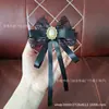 Broche de Larga Cinta con Lazo de Encaje Negro Estilo Chanel con Pedrería para Cuello de Camisa Estilo Universitario