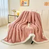 Manta nueva de forro polar de algodón suave con estampado de jacquard, engrosada y forrada para abrigar, en una paleta de colores cremosos, perfecta para otoño e invierno, y adecuada para uso casual