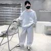 Conjunto para Meninos Primavera e Outono 2025 Novo Estiloso Legal Crianças Maiores Moletom de Outono Roupa Esportiva Tendência e Fashion