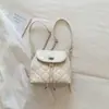 La popular bolsa de cadena acolchada de diamantes de este año para mujer 2026 nuevo estilo nicho versátil mochila para ir al trabajo sensación de alta gama bolsa de doble hombro