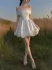 Vestido de novia ligero estilo francés, diseño corto de satén sin hombros, simple y único con un toque de alta gama, adecuado para fotografía de viajes al aire libre, con una falda abullonada para sesiones de fotos