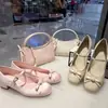 Sapatilhas de Ballet Estilo Fada Francesa 2026 Novo Modelo de Verão Sapatos Mary Jane com Laço de Fita de Uma Tira com Salto Grosso e Bico Baixo