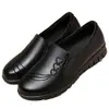 Sapatilhas Femininas 2026 Estilo Outono Super Macias de Fundo Plano Leves Antiderrapantes para Meia-Idade e Idosos Pessoa Preguiçosa Slip-On Casuais Sapatos de Couro de Vovó