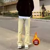 Calça jeans masculina estilo americano de rua, cor amarelo-lama, forrada com fleece para outono/inverno, vibe cool europeia e americana, perna reta, levemente alargada, calça comprida para homens
