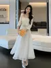 Nuevo Vestido Blanco de Cuadrado para Mujer Otoño e Invierno 2025 Elegante Falso Dos Piezas Lana Empalmada Chifón Plisado Falda Larga