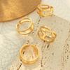 Anillo de apertura hueca de estilo francés, estilo retro, estilo frío, de acero de titanio chapado en oro verdadero de 18 quilates, joyería de mano de lujo ligera y de moda.