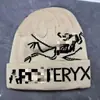 Etiquetado y Entrega Gorro Frío Street Jacquard Cruzado Personalizado Sin Visera Unisex Gorro Tejido Jacquard Fabricante
