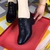 Sapatos femininos de couro macio 2026 novo estilo outono sapatos de salto grosso com cadarços, sapatos de trabalho em couro preto, sapatos de mãe elegantes e da moda