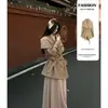 Trench coat curto cáqui para mulheres, novo estilo 2026, tamanho petite, look de outono sofisticado e elegante