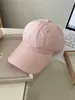 Boné de Baseball com Bordado de Letras Série Rosa com Parte Superior Macia para Mulheres 2026 Nova Moda Doce Versátil que Faz o Rosto Parecer Menor